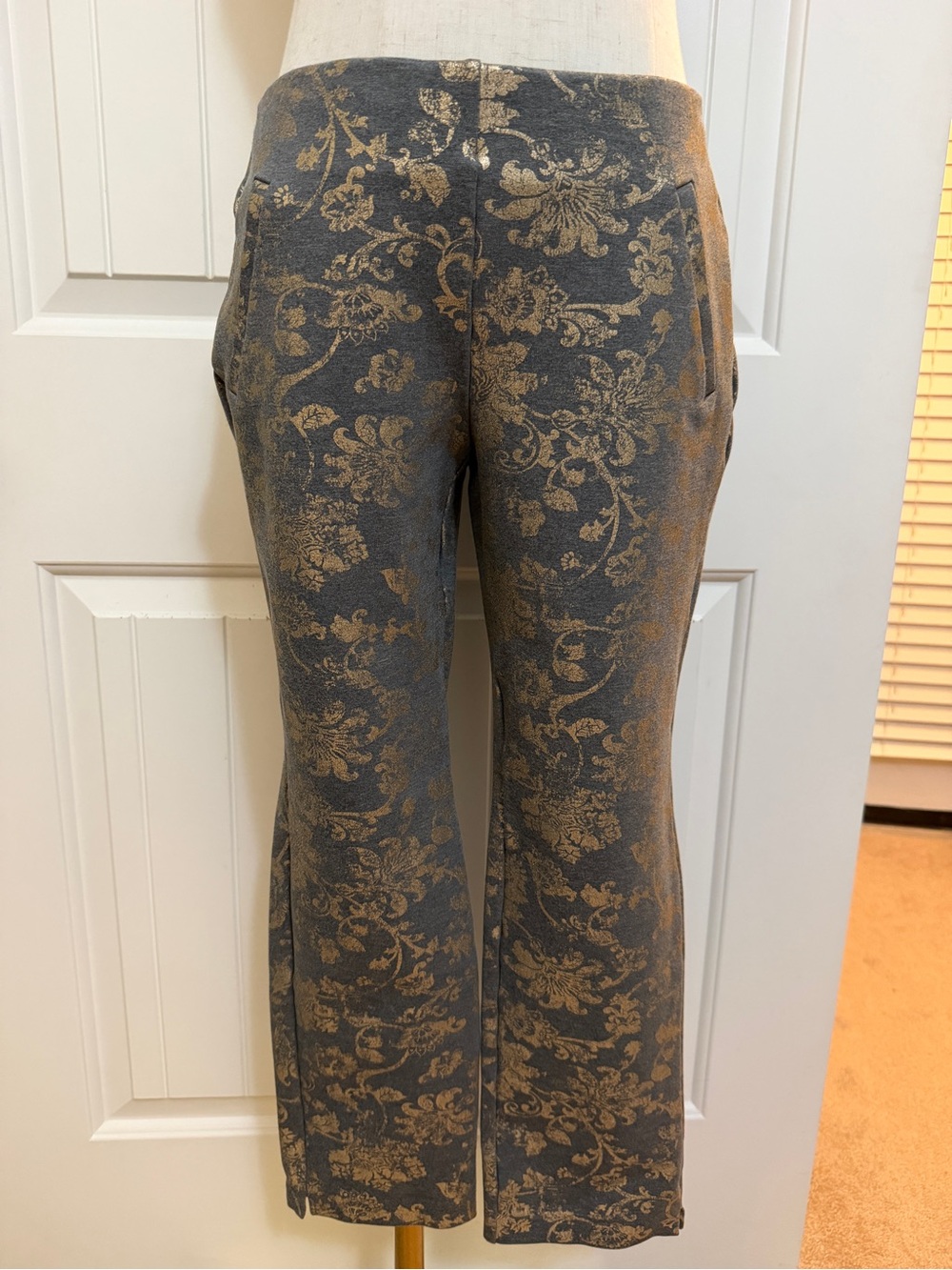 Chico's Gold Floral Jacquard Ponte Ankle Pants Sz 0 (4R)